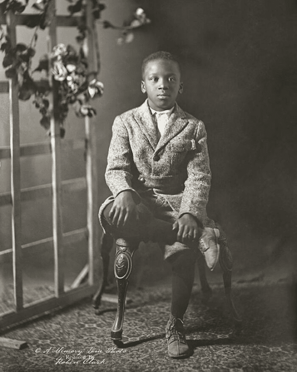 La foto de este niño fue tomada en Los Ángeles, California, alrededor de la década de 1920. Una pose majestuosa. De mi colección de negativos de vidrio
