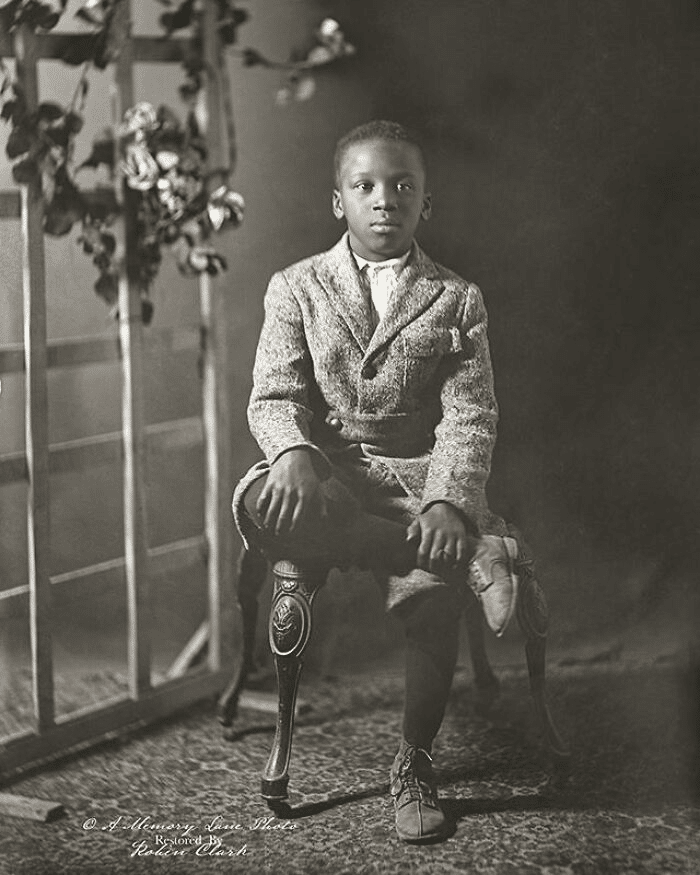 La foto de este niño fue tomada en Los Ángeles, California, alrededor de la década de 1920. Una pose majestuosa. De mi colección de negativos de vidrio