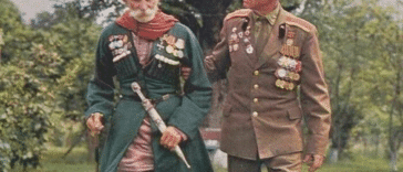 Teimruz Vanacha, de 112 años (izquierda), veterano de la Primera Guerra Mundial y de la guerra civil rusa, con su hijo Iván, veterano de la Segunda Guerra Mundial, en 1980