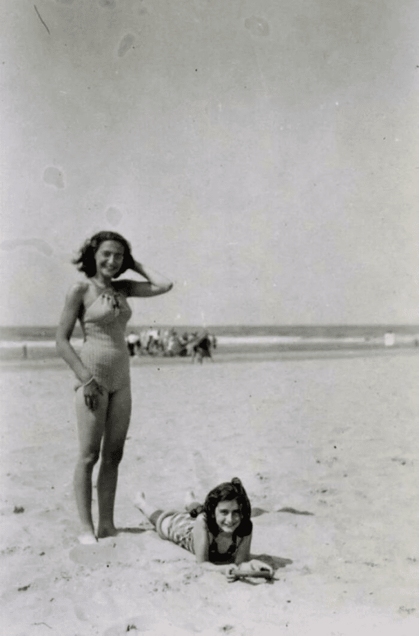 Ana Frank y su hermana Margot en la playa, Zandvoort - agosto de 1940