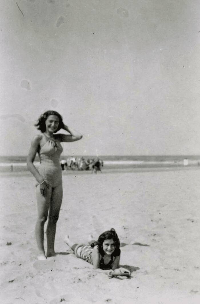 Ana Frank y su hermana Margot en la playa, Zandvoort - agosto de 1940