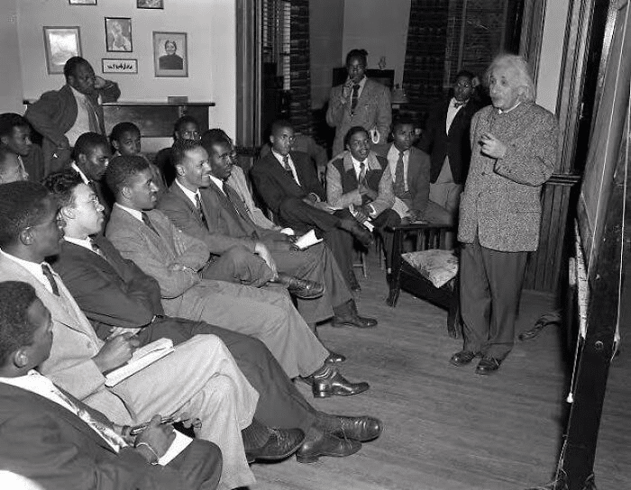 Albert Einstein desafiando el clima racial prevaleciente en ese momento al visitar la Universidad de Lincoln, Pensilvania