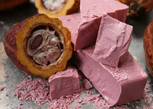 Primer chocolate rosa natural ('Ruby Chocolate'), sin saborizantes ni colorantes; desarrollado por el gigante franco-belga del cacao Barry Callebaut, en colaboración con la Universidad de Jacobs. La variedad Ruby es un tipo especial de grano de cacao que se cultiva en Costa de Marfil, Ecuador y Brasil.