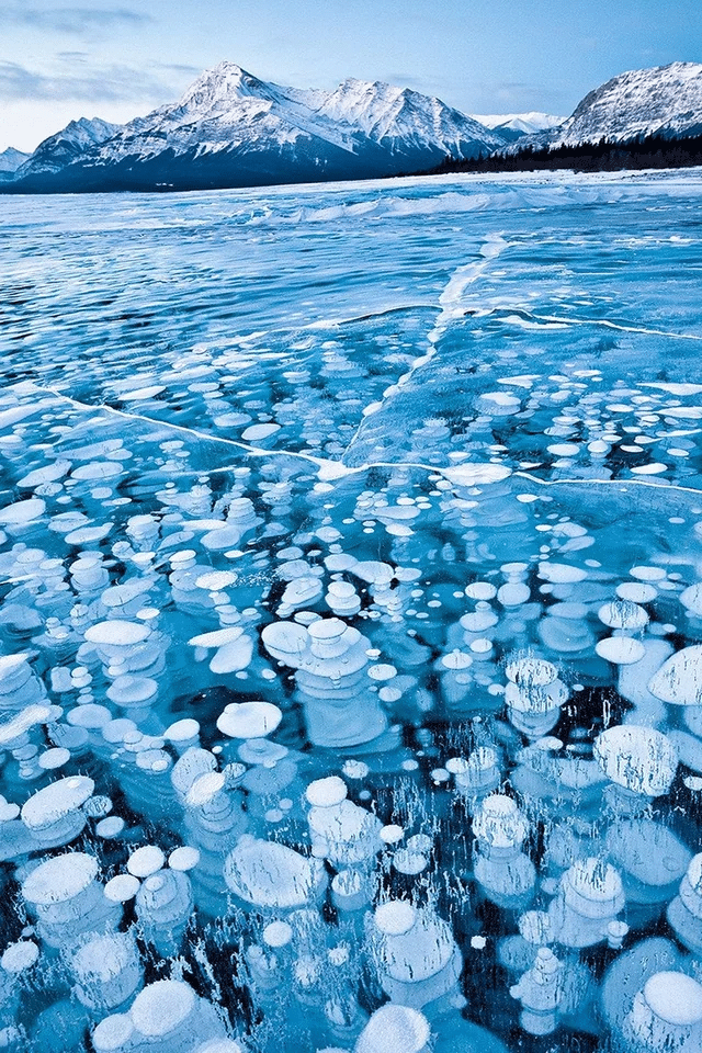 Burbujas atrapadas en lago congelado