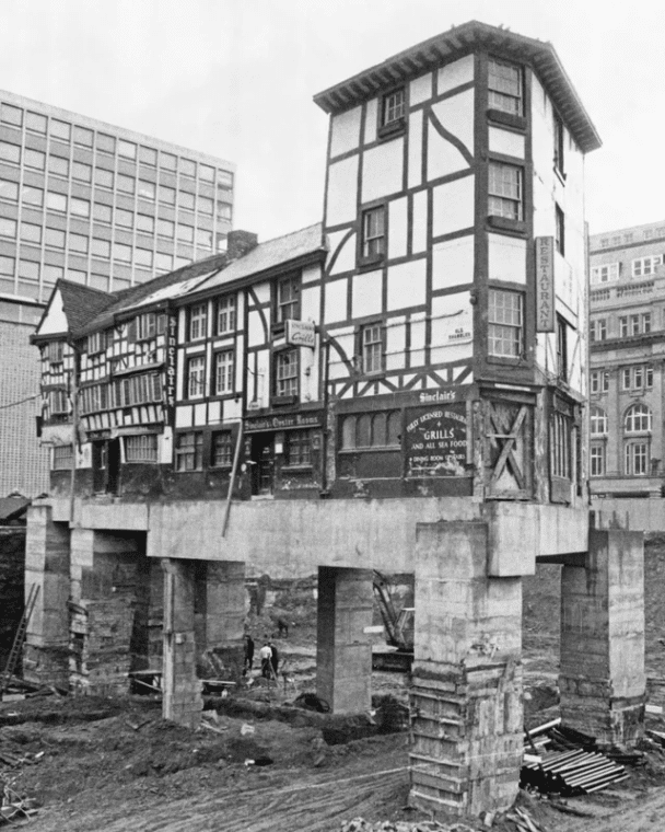 En 1971, Oyster Rooms de Sinclair en Manchester, Reino Unido, se elevó al nivel de la calle para preservar su patrimonio. Más tarde fue reubicado nuevamente, ladrillo por ladrillo esta vez.