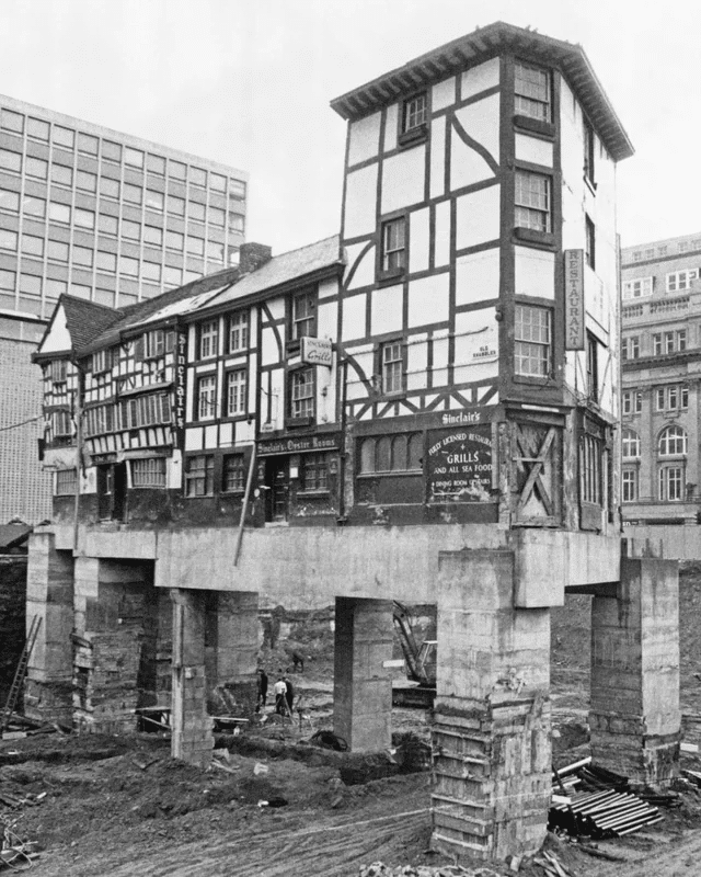 En 1971, Oyster Rooms de Sinclair en Manchester, Reino Unido, se elevó al nivel de la calle para preservar su patrimonio. Más tarde fue reubicado nuevamente, ladrillo por ladrillo esta vez.