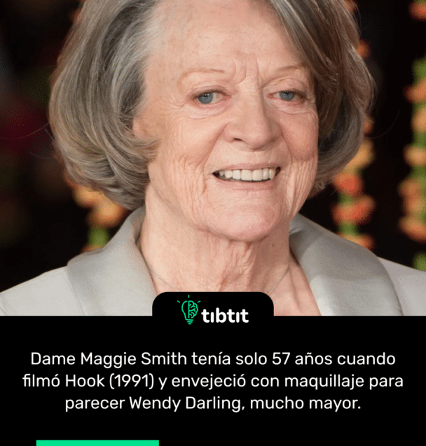 Dame Maggie Smith tenía solo 57 años cuando filmó Hook (1991) y envejeció con maquillaje para parecer Wendy Darling, mucho mayor.