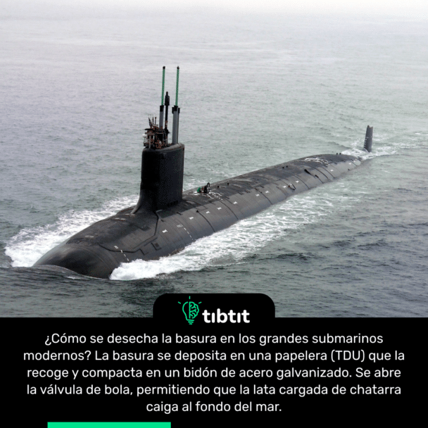 ¿Cómo se desecha la basura en los grandes submarinos modernos? La basura se deposita en una papelera (TDU) que la recoge y compacta en un bidón de acero galvanizado. Se abre la válvula de bola, permitiendo que la lata cargada de chatarra caiga al fondo del mar.