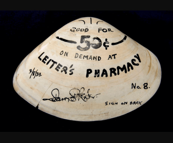Cuando los bancos de la nación cerraron durante la Gran Depresión, la Farmacia Leiter's en Pismo Beach, California, emitió estas conchas como reemplazo temporal de la moneda real. Se firmaron cuando cambiaron de manos y se canjearon cuando el efectivo volvió a estar disponible. Los valores oscilaron entre 25¢ y $20.