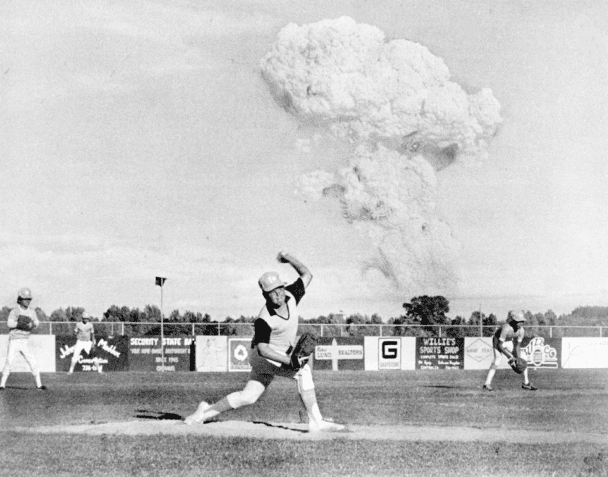 Una foto de la erupción del Monte St. Helens durante un partido de béisbol local el 18 de mayo de 1980.