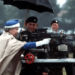 Isabel II disparando un rifle de combate británico L85 en 1993.