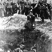El último judío en Vinnytsia, 1941. Esta foto es del álbum personal de un soldado del Einsatzgruppen, con la etiqueta "El último judío de Vinnitsa" en el reverso, muestra a un miembro del Einsatzgruppe D