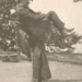 Una mujer Sikkimese llevando a un hombre británico sobre su espalda, Bengala Occidental, India. 1900.