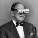 El inventor Hugo Gernsback demostrando sus gafas de televisión en 1963.