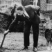 Martin Luther King y su hijo retiran una cruz quemada de su patio. (1960)